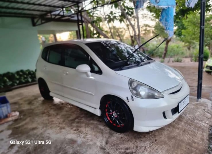 Di jual cepat honda jazz matic 2006