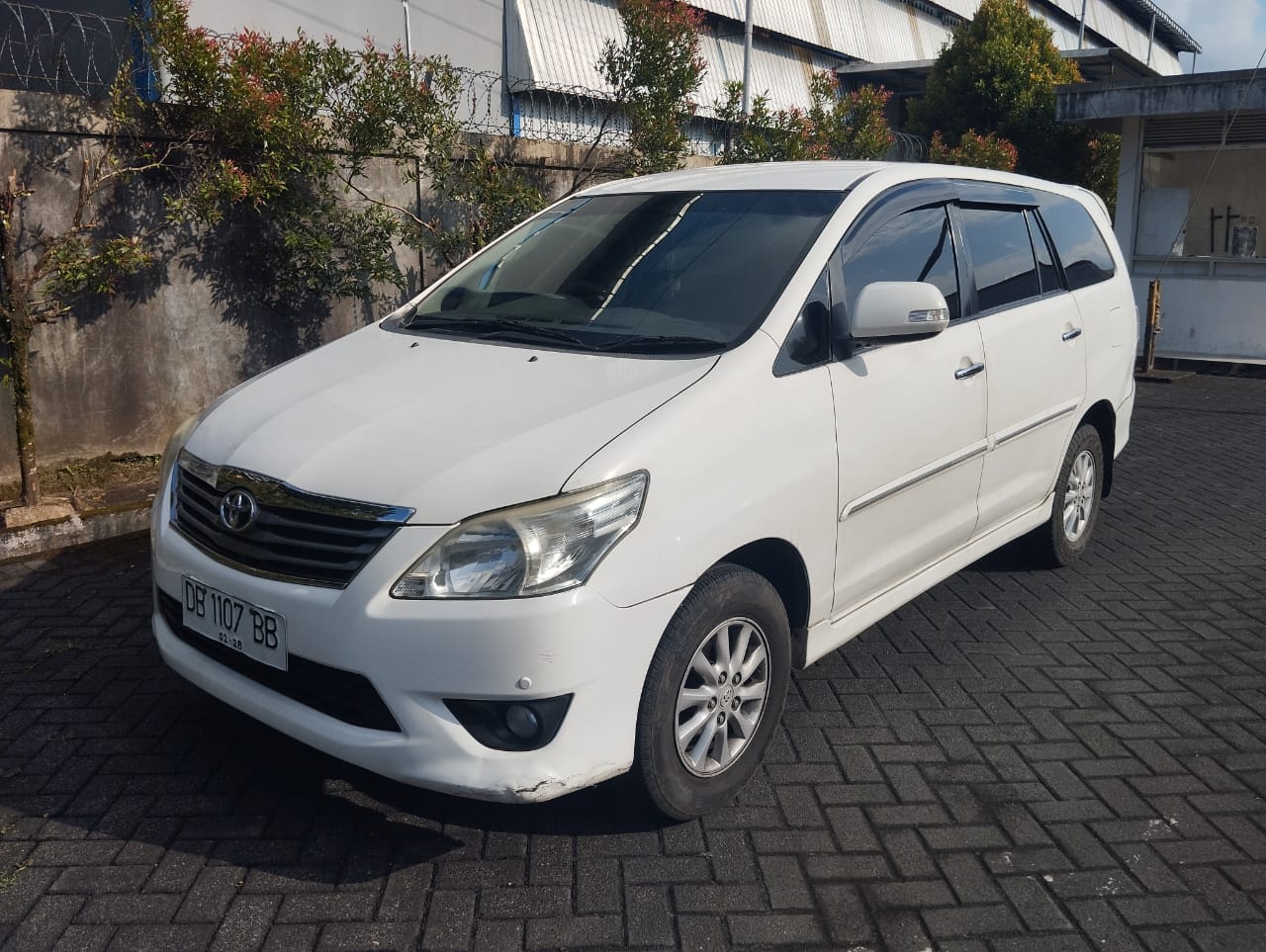 KIJANG INNOVA V 2.0 MT LUX